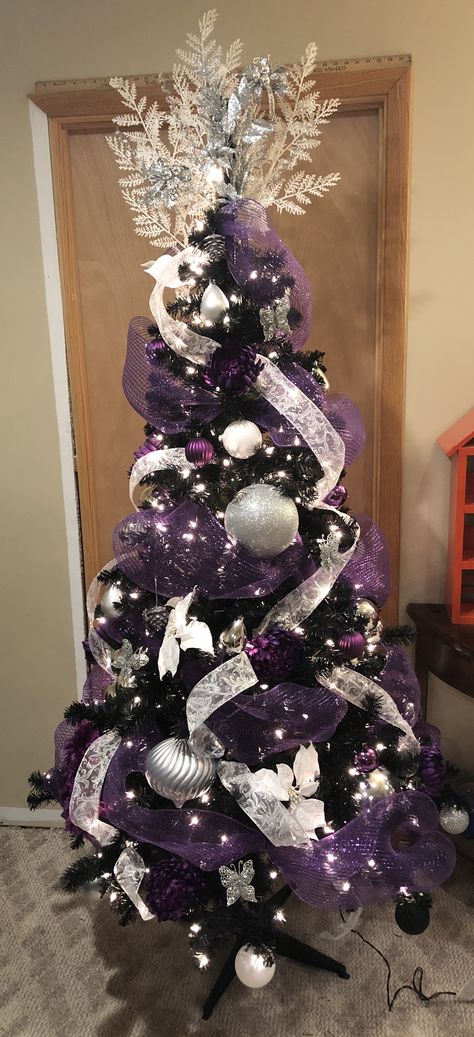 Purple, white silver on a black Christmas tree Christmas Tree Inspiration White, Christmas Tree Inspiration Rustic, Purple Christmas Tree Decorations, Purple Christmas Decorations, Black Christmas Tree, Purple Christmas Tree, Tree Themes, Silver Christmas Tree, Black Christmas Trees