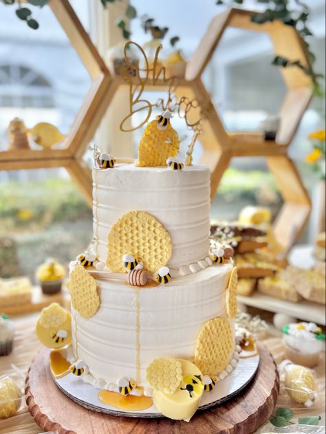 Bee Baby Shower Cake, Bumble Bee Cake, Bee Themed Birthday Party, Theme Bapteme, Honey Bee Baby Shower, Bee Cakes, Baby Shower Theme Decorations, Baby Shower Yellow, Bee Baby Shower Theme