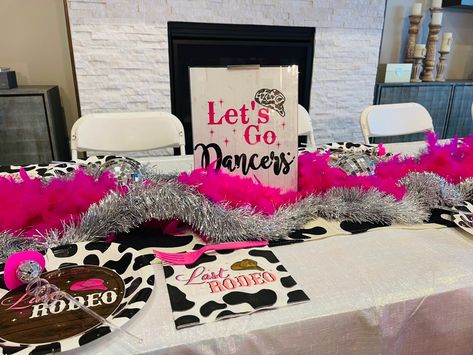 Rodeo Table Decor, Cowgirl Table Decor, Last Rodeo, Cowgirl Birthday Party, Disco Cowgirl, Cowgirl Birthday, Cowgirl Party, Birthday Table, Centerpiece Ideas