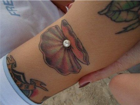 Microdermal Pearl Tattoo Piercing Combos, Pictures Of Tattoos, Microdermal Piercing, Pearl Tattoo, 15 Tattoo, Shell Tattoos, Elbow Tattoos, Dermal Piercing, 1 Tattoo