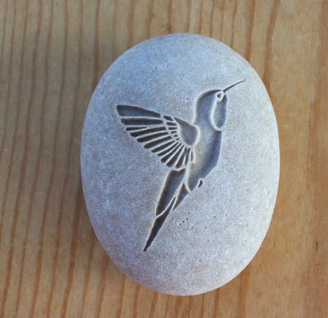 River rock talisman idea - an engraved Hummingbird Sculpture Dremel, Dremel Crafts, Hummingbird Gifts, Dremel Carving, Ancient Aztecs, Dremel Projects, Pet Memorial Stones, Art Pierre, Stone Engraving