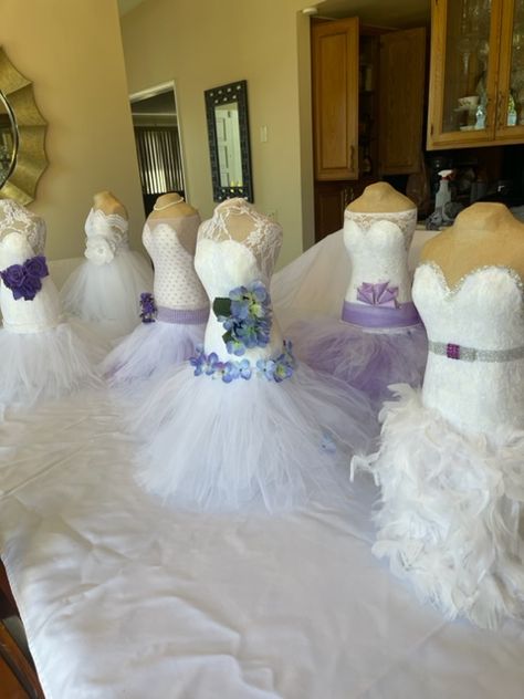 Toilet Paper Dress, Wedding Shower Tables, Tulle Wedding Decorations, Bridal Table Decorations, Kitchen Bridal Shower, Bridal Shower Balloons, Shower Balloons, Bridal Favors, Bridal Shower Centerpieces