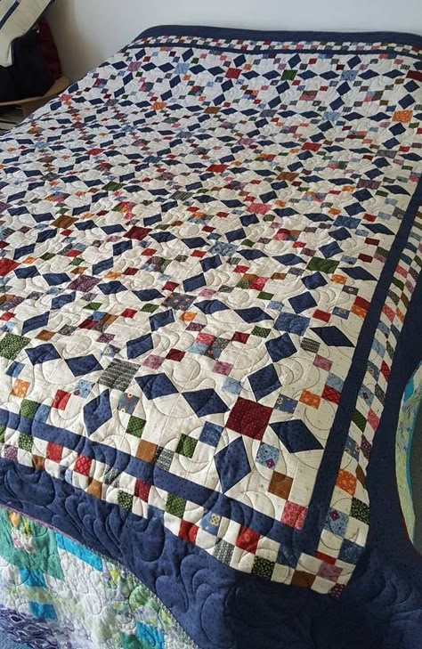 Colchas Quilting, Traditional Quilt Patterns, Irish Chain Quilt, Scrappy Quilt Patterns, Patriotic Quilts, Scrap Quilt Patterns, Picture Quilts, Quilt Border, Patchwork Quilt Patterns