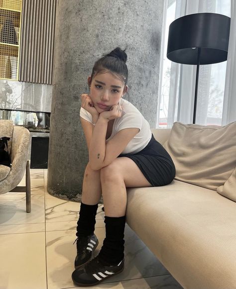 Hannah Kae, Hannah Kim, Kim Makeup, French Girl Aesthetic, Cute Skirt Outfits, Instagram Pose, Mix Style, Cool Fits, French Girl