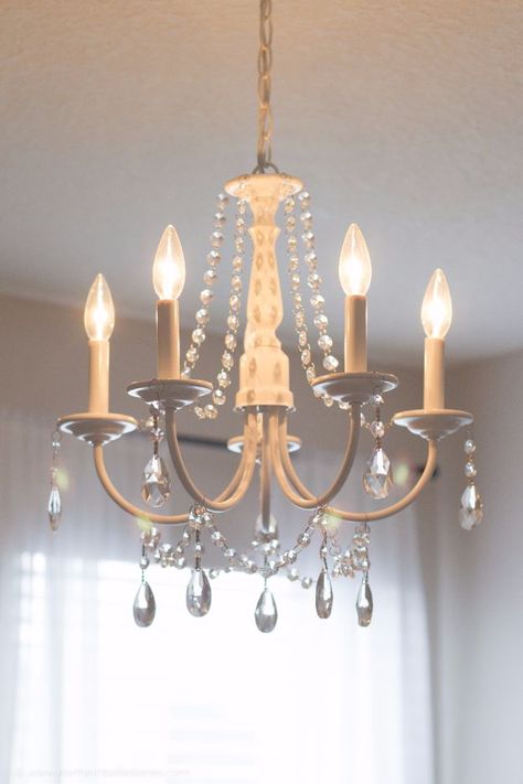 Diy Crystal Chandelier, Shabby Chic Bedrooms On A Budget, Camera Shabby Chic, Chandelier Makeover, Diy Dining Room, Shabby Chic Room, Diy Chandelier, Shabby Chic Bedroom, Shabby Chic Bedrooms