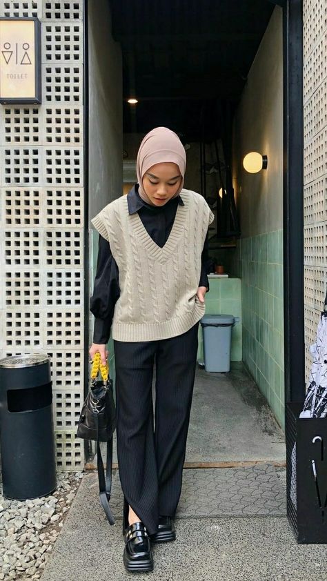 Knit Vest Outfits For Women Hijab, Ootd Vest Hijab Casual, Ootd Kulot Item, Ootd Kemeja Item, Ootd Kulot Knit Hijab, Sweater Vest Outfit Hijab, Knit Vest Outfit Hijab, Ootd Vest Rajut, Fanmeet Outfit Ideas