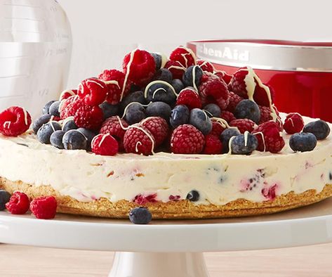 This delicious creamy no bake cheesecake recipe is made with a rich white chocolate and mixed berry filling. Serve up a big slice or in smaller bars. Cheesecakes No Bake, Berry Cheesecake Recipes, Dinners For Family, Berry Filling, Cake Presentation, Cake Roses, Love Recipe, Roses Cake, Best Brownie Recipe