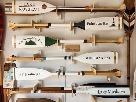 Wood Boat Decor, Old Boat Oars Ideas, Oar Decorating Ideas, Oars On Wall Decor Ideas, River House Decorating Ideas, Boat Oars Decor, Lake House Decorating Ideas, Cottage Entry, Fishing Bedroom