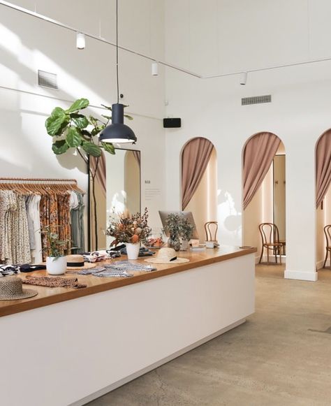 Boho Fitting Room, Boho Theme Boutique, Boutique Seating Area, Sezane Store Interior, How To Open A Boutique, Retail Store Aesthetic, Boho Retail Store, Boutique Shop Design, Modern Boutique Interior