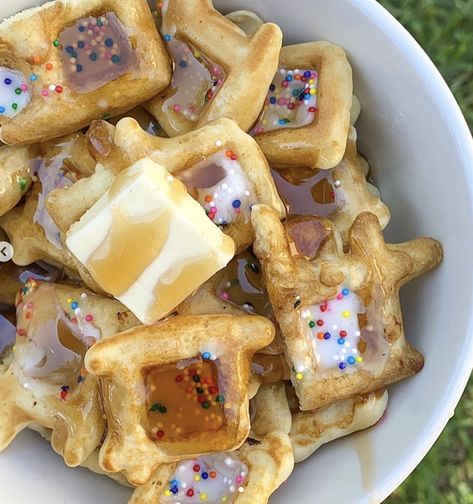 Cute Waffles, Cereal Recipes Homemade, Waffle Cereal, Cereal Ideas, Ideas For Sleepovers, Cereal Cafe, Pancake Cereal, Kitchen Hacks Food, Sweets Photo