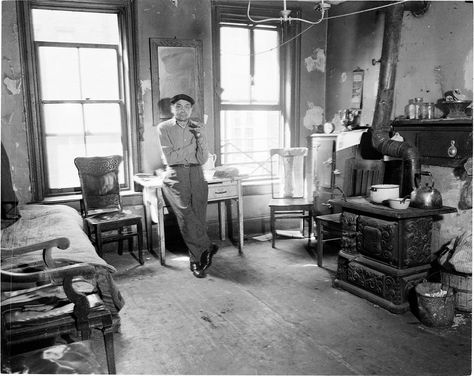 New York Apartment Interior, One Room Flat, 1920s Decor, Bachelor Apartments, Flat Kitchen, The Glass Menagerie, Victorian Interior Design, Apartment In New York, Theatre Interior