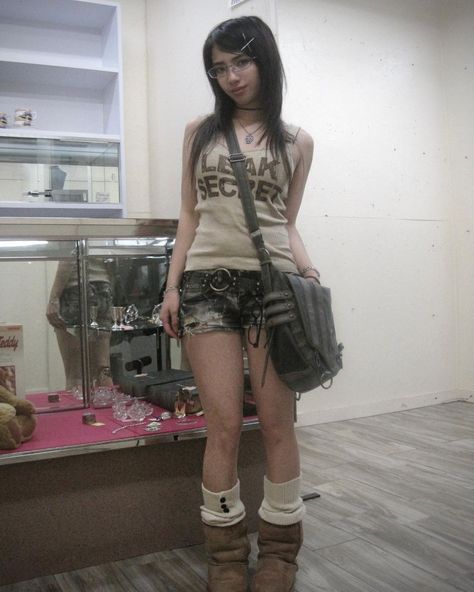 Shorts Shorts Outfit, Messy Summer Outfits, Grunge Punk Summer Outfits, Summer Emo Outfits 2000s, Cute Alt Summer Outfits, Emo Jorts Outfit, Scene Outfits Summer, Summer Alt Outfits Shorts, Summer Outfit Goth