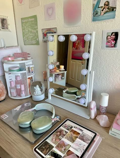 Room Reorganizing Ideas, Desk Dorm Ideas, Vanity Work Desk Combo, Desk Organization Ideas Bedroom, Small Desk Aesthetic, Aesthetic Makeup Desk, Desk Vanity Combo, Dorm Vanity, Organised Room