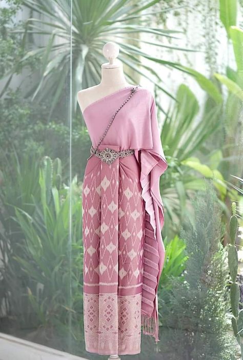 Sbai Neang neak khmer 🇰🇭 Cambodian Clothes, Batik Dress Modern, Thailand Dress, Cambodian Dress, Cambodian Wedding, Home Office Modern, Traditional Thai Clothing, Thai Wedding Dress, Thai Fashion