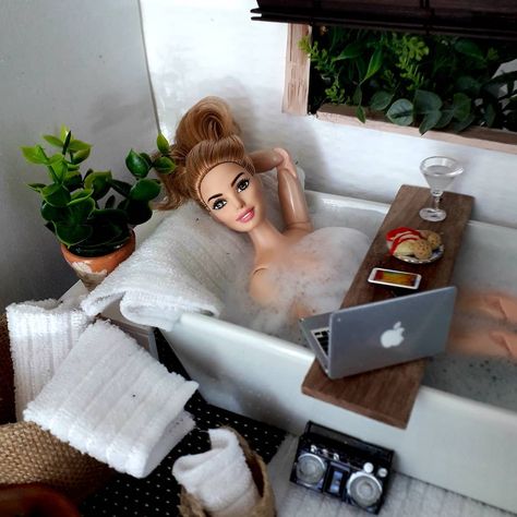 Lola_la_barbie’s Instagram photo: “Relaxing🌿🍃 . . . #relaxingmood #relaxtime #relaxtime #hardday #workgirls #hottub #hotbath #bubblebath #greenspace #snacktime…” Bathroom Diorama, Barbie Bath, Barbie Memes, Christmas Tree Festival, Barbie Pics, Barbies Pics, Pumpkin Designs, Halloween Pumpkin Designs, Doll Furniture Diy