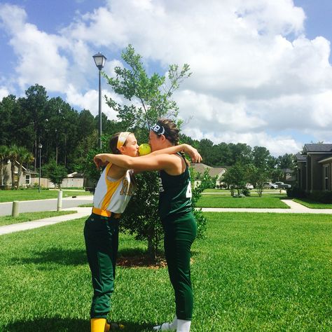 Best friend softball pictures Softball Buddy Pictures Ideas, Softball Media Day Poses Duo, Kids Softball, Softball Picture, Softball Pictures Poses, Softball Photography, Soccer Poses, Bff Photography, Senior Softball