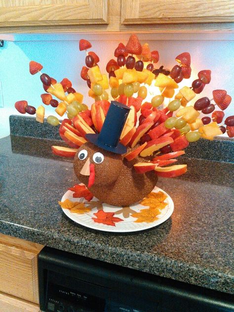 My turkey fruit tray = craft store foam balls + spray praint + fruit ♥ Thanksgiving Turkey Fruit Kabobs, Fruit Turkey Centerpiece, Turkey Fruit Display, Turkey Fruit Tray, Turkey Birthday Party, Holiday Treats Thanksgiving, Thanksgiving Veggie Tray, Turkey Kabobs, Turkey Fruit