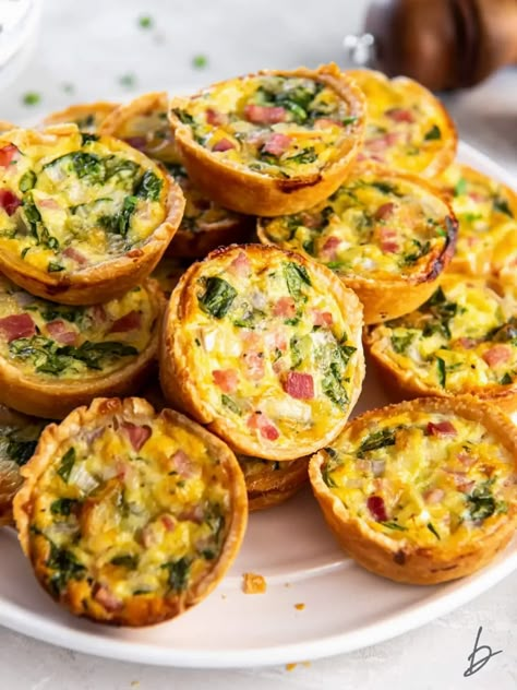 pile of mini quiches on a plate. Mini Quiches, Muffin Tin Quiche, Muffin Tin Recipes, Mini Quiche Recipes, Breakfast Quiche, Quiche Muffins, Breakfast Bites, Breakfast Quiche Recipes, Quiche Recipes Easy