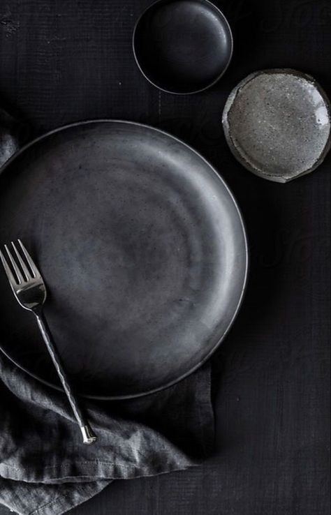 Black Crockery, Tableware Photography, Black Wood Background, Food Background Wallpapers, Food Photography Background, Grey Plates, Black Food, Food Photography Inspiration, Sport Outdoor