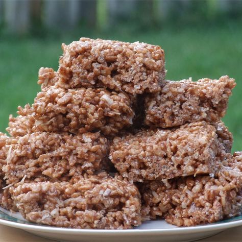 10 Ways to Make Crispy Rice Treats More Fun Rice Crispies Recipe, Rice Crispy Treats Recipe, Chocolate Rice Krispies, Chocolate Rice Krispie Treats, Crispy Recipes, Spiced Rice, Rice Krispies Treats, Krispies Treats, Peanut Butter Lovers