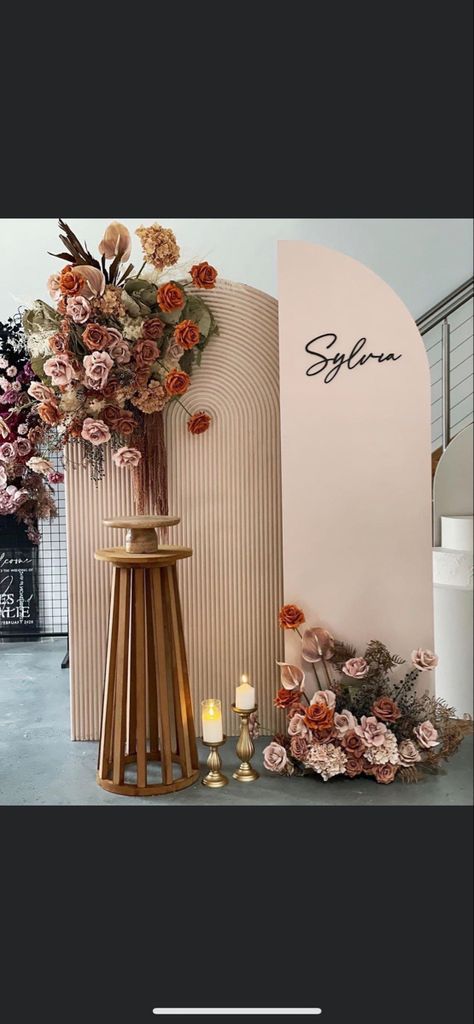 Flower Shop Entrance, Small Backdrop Ideas, Flower Bridal Shower Theme, Wedding Cake Backdrop, 15th Birthday Decorations, Cake Backdrops, Elegant Backdrop, Flower Backdrop Wedding, Graduation Backdrop