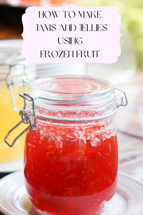 Jam From Frozen Berries, Jelly From Juice, Sugar Free Freezer Jam, Strawberry Jam Recipe No Pectin, Strawberry Jelly Recipes, Making Strawberry Jam, Frozen Strawberry Recipes, Sugar Free Strawberry Jam, Frozen Fruit Recipes