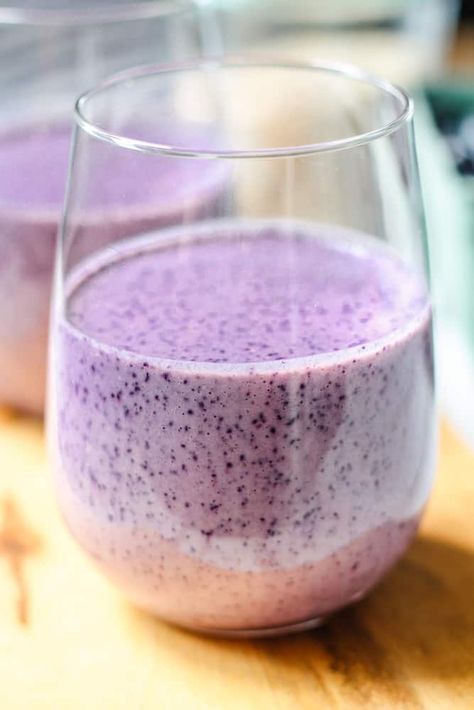 How to make an easy and healthy Blueberry Smoothie. This recipe is perfect for a light breakfast or healthy snack. Uses frozen berries, oats and yogurt. Blueberry Oatmeal Smoothie, Breakfast Smoothie Healthy, Healthy Smoothie Recipe, Best Healthy Smoothie Recipe, Oatmeal Smoothie, Coconut Flour Pancakes, Probiotic Benefits, Oat Smoothie, Blueberry Smoothie