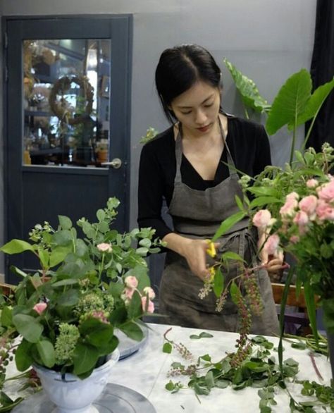 ban so young Florists Aesthetic, Flowerist Aesthetic, Florist Job Aesthetic, Flower Shop Owner Aesthetic, Florist Shop Aesthetic, Korean Florist Aesthetic, Korean Florist, Learn Korean Alphabet, Green Fig