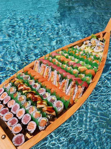 Sushi Boat Aesthetic, Aesthetic Sushi Pictures, Sushi Charcuterie Board Ideas, Sashimi Aesthetic, Fancy Sushi, Sushi Pictures, Sushi Aesthetic, Sushi Platte, Sushi Boat