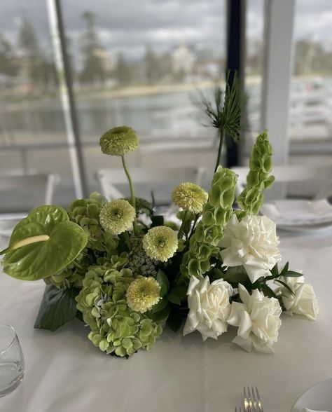 Green And White Bouquet Wedding, Modern Minimalist Wedding Decor, Green And White Wedding Flowers, Green Wedding Decorations, White Floral Centerpieces, White Floral Arrangements, Green Wedding Flowers, Green Centerpieces, Table Arrangements Wedding