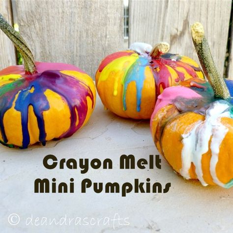 Crayon Melt Art Mini Pumpkins #halloween #decoration Pumpkin Decorating Diy, Festive Halloween Decor, Diy Crayons, Halloween Art Projects, No Carve Pumpkin Decorating, Pumpkin Craft, Broken Crayons, Crayon Art Melted, Crayon Art