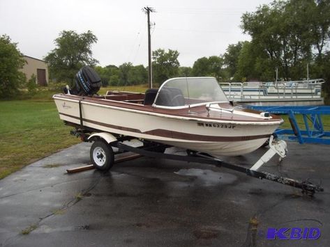 1968 Larson 15' Runabout Boat just came out o... | Advanced Sales End of Season Pontoon and Boat Consignment Auction #73 | K-BID Boating Hacks, Aluminum Boats, Runabout Boat, Glass Boat, Boat Restoration, Build Design, Fishing Bobber, Vintage Boats, Aluminum Boat