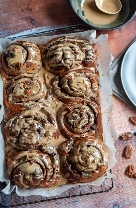 Cafe Appetizers, Cinnamon Buns Aesthetic, Mocha Cinnamon Rolls, Sweet Buns Recipe, Gourmet Cinnamon Rolls, Beautiful Bun Hairstyles, Sticky Cinnamon Buns, Coffee Buns, Coffee Icing