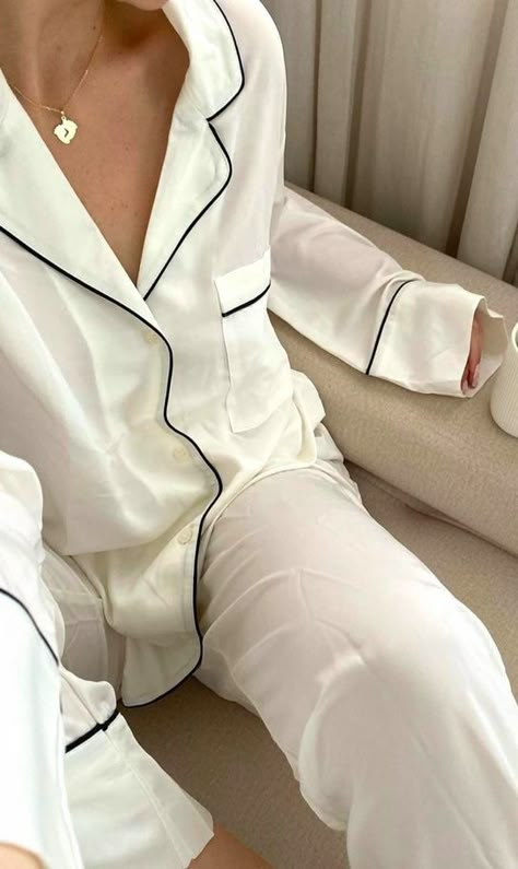 Pajamas Aesthetic, Girls Pjs, Pyjama Satin, Pajama Fashion, Cute Pajama Sets, Sunglasses Women Fashion, Silk Pajama Set, Cute Pajamas, Pinterest Fashion