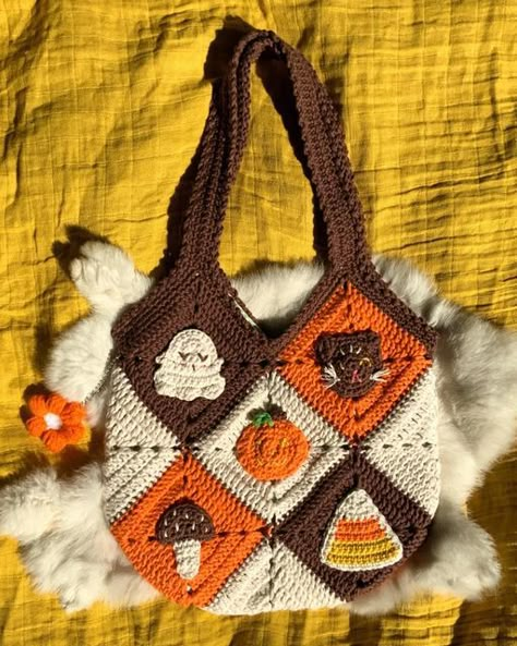 Crochet Halloween Tote Bags, Halloween Bag Pattern, Crochet Swatches Patterns, Crochet Halloween Bags Trick Or Treat, Halloween Bag Crochet, Pumpkin Crochet Bag, Crochet Trick Or Treat Bag Pattern, October Crochet Ideas, Fall Crochet Bag