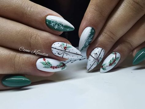 Snowflake Nail Design, Snowman Nails, Santa Nails, White And Silver Nails, Christmas Gel Nails, Christmas Nail Art Designs, Snowflake Nails, Winter Nail Art, Festival Nails