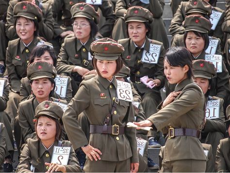 Female Commander, North Korea Facts, Korean Military, Female Warriors, Warsaw Pact, Army Women, Female Soldier, North Korean, African History