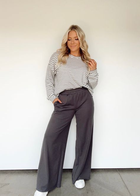 Staying In Wide Leg Sweats are the perfect combination of comfort and style. Crafted from soft, stretchy fabric, these pants feature a wide leg, high waist, and elastic waistband for an ultra-flattering fit. With pocket details, they are perfect for lounging in style, whether it’s rainy days, movie nights, or errands. Gray Wide Leg Pants Outfit, Work From Home Outfits Women, Comfy Business Casual Outfits, Home Outfit Women, Social Worker Outfits, Wide Leg Sweats, Comfortable Work Clothes, Wfh Outfits, Wide Leg Pants Outfit