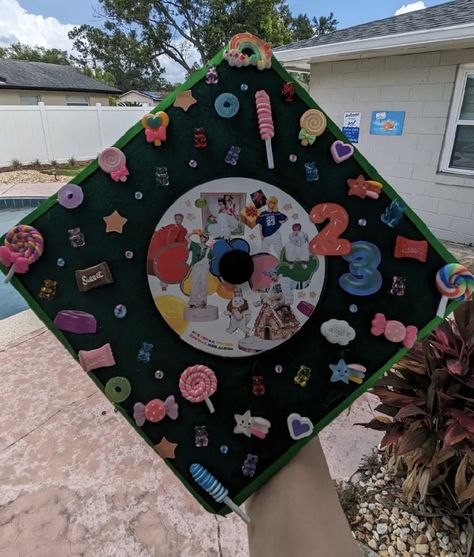 Nct Graduation Cap, Enhypen Graduation Cap, Ateez Graduation Cap, Seventeen Graduation Cap, Bts Inspired Graduation Cap, Kpop Inspired Grad Caps, College Grad Cap Ideas, Graduation Cap Decoration Diy, Grad Hat