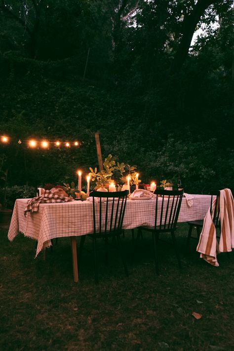 Friendsgiving Outdoor, Intimate Dinner Party At Home, Dinner Party Outdoor, Hosting Aesthetic, Outdoor Soiree, Dinner Table Set Up, Dinner Table Set, Outdoor Dinner Party, Backyard Dinner