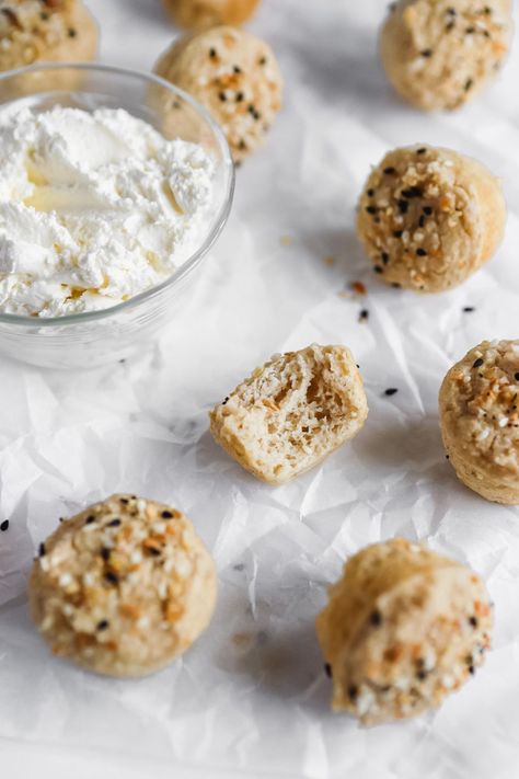 Mini Bagel Bites, Oat Flour Baking, Greek Yogurt Bread, Greek Yogurt Bites, Bagel Bites Recipe, Breakfasts On The Go, Protein Breakfast Cookies, Gluten Free Easy, Yogurt Bread