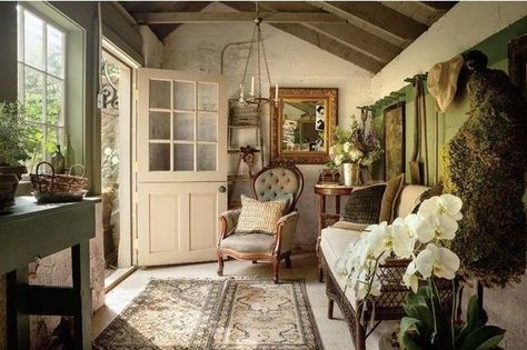 Eye For Design: Create Authentic Farmhouse Style Mudrooms English Country Cottage, English Country Decor, Irish Cottage, Casa Country, English Decor, English Country Style, English Cottage Style, Cottage Interiors, French Cottage