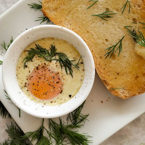 Deliciously Simple Oeufs Cocotte: Classic French Baked Eggs French Baked Eggs, Cocotte Recipe, French Eggs, Baked Eggs Recipe, Prepared Eggs, Classic French Dishes, French Breakfast, Traditional Recipes, Eggs Recipe