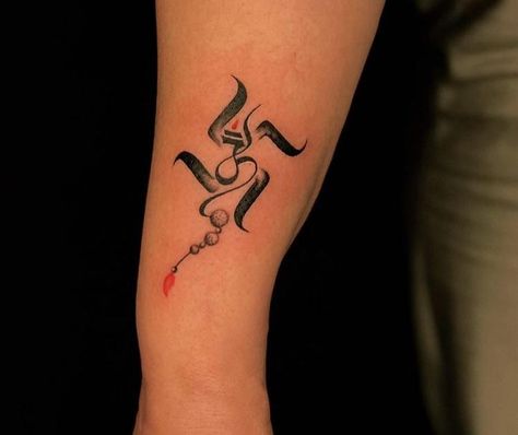 Om Swastik Tattoo, Swastik Tattoo, Ohm Tattoo, Om Symbol Tattoo, Tattoo Special, Tattoo Homme, Bracelet Tattoos, Hindu Tattoos, Trishul Tattoo Designs