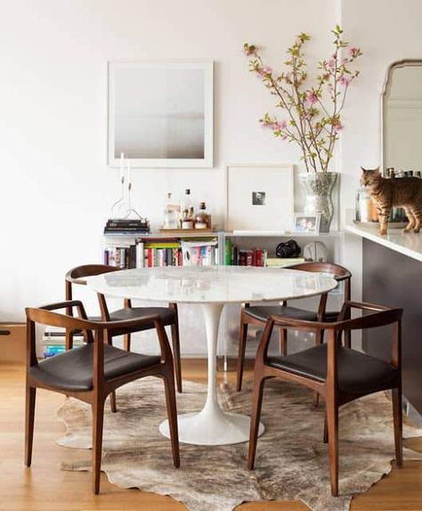 Small Kitchen Dining Room Combo, Eero Saarinen Tulip Table, Saarinen Tulip Table, Mesa Oval, Dining Room Decor Modern, Modernist Interior, Table Pedestal, Tulip Dining Table, Mid Century Modern Interior Design