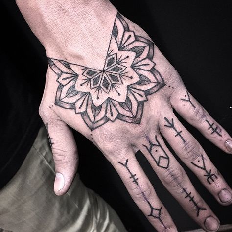 ✋Raffaele. #misssita #misssitatattoo #mandala #handtattoo #btattooing #blxckink #onlyblackart #linework #Equilattera #dotworktattoo #Tattooful #darkartists #blacktattooart #blackworkerssubmission #loveTTT #oneoninetattoo #tattoobarcelona #tattoolookbook #inkstinctsubmission Mandala Finger Tattoo, Geometric Tattoo Hand, Side Hand Tattoos, Mandala Hand Tattoos, Knuckle Tattoos, Skeleton Hand Tattoo, Finger Tattoo, Mandala Tattoo Design, Line Art Tattoos