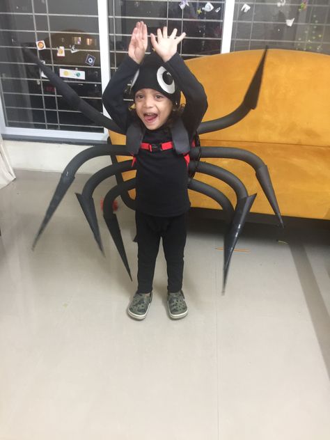 Home made spider costume (Need a fruit basket ,insulation sleeve ,craft paper, old back pack & spray paint ) Spider Fancy Dress Kids, Spider And Fly Costume, Spider Arms Costume, Cute Spider Costume, Spider Costume Diy, Toddler Spider Costume, Felix Costume, Spider Fancy Dress, Spider Costume Kids