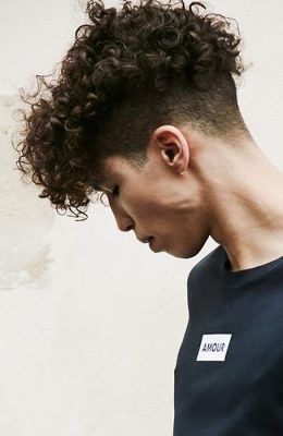 Cortes tinchos Men's Curly Hairstyles, Wavy Hair Men, Haircuts For Curly Hair, Black Curly Hair, Corte De Cabelo Masculino, Wavy Curly Hair, Shaved Sides, Curly Hair Men, Mens Hairstyles Short