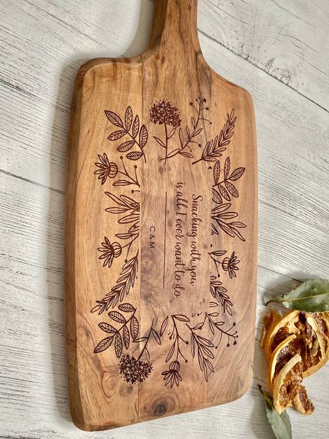 CHOPPING BOARD - CHARCUTERIE BOARD - PADDLE BOARD - Wild Flowers  Ellie & Hart engraved Wooden Serving/Chopping board make a wonderful gift.  This is beautifully crafted by hand from Acacia wood.  These incredibly detailed, wooden boards are a great alternative  and truly special gift that can be fully personalised and customised, whether it be for birthdays, weddings, engagement, parties, anniversaries, special occasions or just because you love them. These are a truly stunning addition to any kitchen, dining or entertaining space. The board is engraved by laser etching which offers a beautiful finish and great detail that will last a lifetime. The board is 45cm x 12cm approx but please get in touch if you would like this made at a bespoke size just for you. ** HOW TO ORDER ** To personal Wood Burning Wedding Ideas, Wooden Wedding Gifts, Engraved Wood Ideas, Custom Charcuterie Board, Wood Burning Charcuterie Board, Engraved Charcuterie Board, Pyrography Wedding Gift, Pyrography Cheese Board Ideas, Dried Flowers On Wood