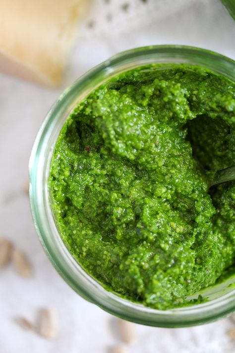 Homemade wild garlic pesto with Parmesan, sunflower oil and sunflower seeds. Pesto Recipe With Sunflower Seeds, Dandelion Pesto Recipe, Sunflower Seed Pesto, Arugula Pesto Recipe, Pickled Wild Garlic, Vegan Garlic Scape Pesto, Pesto Bread, Wild Garlic Pesto, Delicious Salad Dressings